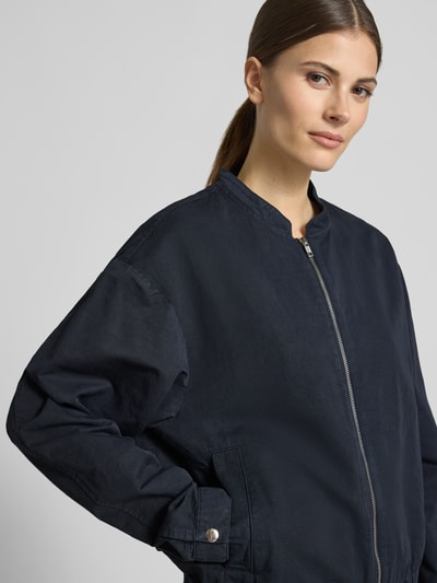 Frauenmodel trägt Jacke aus Baumwoll-Leinen-Mix mit Reißverschluss von Lanius in Dunkelblau, Regular-Fit, Stehkragen, Nahaufnahme Oberkörper. Schulterbreite 43 cm, Brustweite 56 cm, Rückenlänge 58 cm, Ärmellänge 62 cm, Größe 36.