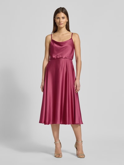 Frauenmodel trägt Cocktailkleid mit Wasserfall-Ausschnitt von Jake*s Cocktail in dunkelpinkem Satin, taillierte Passform, knielang, Spaghettiträger, Reißverschluss hinten, Ganzkörperansicht von vorne.