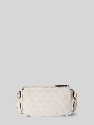 Produktfoto, kremowa Pouch mit Label-Applikation Modell 'NOELLE II' von Guess, fakturowana powierzchnia, szerokość w rozmiarze 24 cm, długość 13 cm, głębokość 5 cm, długość paska na ramię 122 cm, główna komora na zamek, uchwyt do noszenia, pasek na ramię