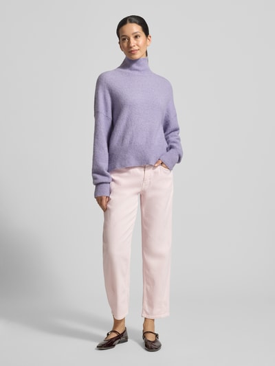 Frauenmodel trägt Loose Fit Jeans mit Eingrifftaschen Modell 'Elin' von Cambio in hellem Rosa, elastischer Baumwoll-Mix, Ganzkörperansicht von vorne.