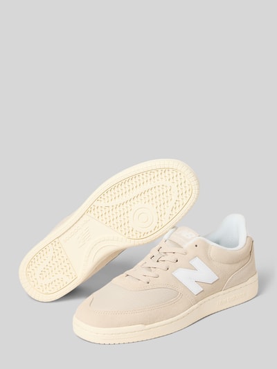 Productfoto, Sneaker aus Leder-Textil-Mix mit Logo van New Balance voor heren, mix van leer en textiel, afgeronde punt, vetersluiting, logoprint, hakhoogte maat 44: 3 cm, schachthoogte maat 44: 8 cm, schachtbreedte maat 44: 7 cm, beige tinten, ronde vormen, gestructureerde texturen