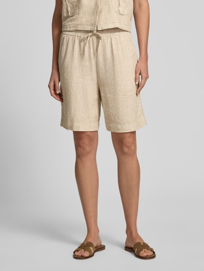 Frauenmodel trägt Leinenshorts mit elastischem Bund Modell 'Lava' von FREE/QUENT, Leinen-Mix mit Viskose-Anteil, Loose-Fit, Kordelzug und französische Eingrifftaschen, Bundweite 39 cm, Innenbeinlänge 50 cm, Nahaufnahme Oberkörper bis Knie
