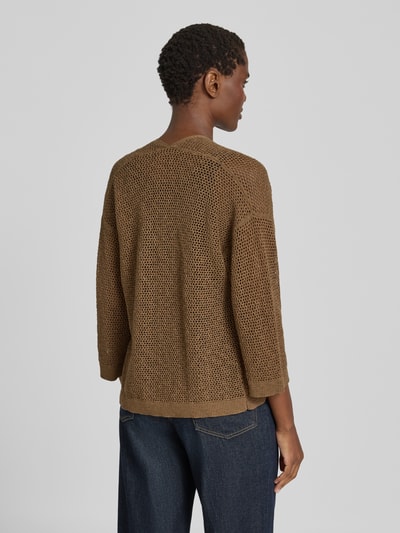 Vrouwenmodel draagt Regular fit bolero uit katoenmix van s.Oliver RED LABEL in bruin met grof gebreide textuur, volledig zicht van achteren.