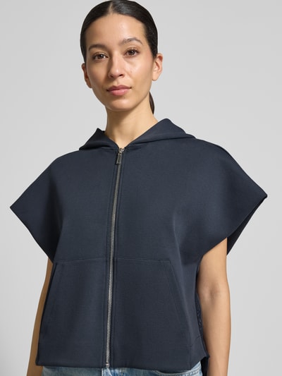 Frauenmodel trägt Loose Fit Sweatjacke aus Baumwoll-Mix Modell 'GATTINI' von MAX&Co., dunkelblau, Kapuze, Kängurutasche, Nahaufnahme Oberkörper