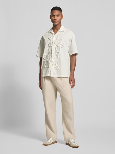 Männermodel trägt Regular Fit Freizeithemd aus reiner Baumwolle von JAKE*S STUDIO MEN mit floralen Zier-Applikationen, Ganzkörperansicht von vorne.