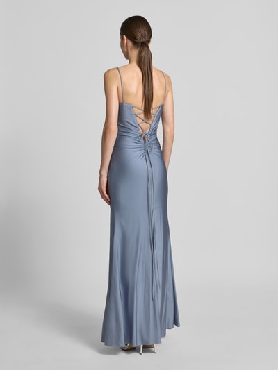 Frauenmodel trägt Abendkleid mit rückseitiger Schnürung und Gehschlitz von Mascara aus Satin in Blau, Maxikleid, Körpernaher-Schnitt, Drapierungen, Spaghettiträger, Rückenlänge 119 cm, Brustweite 31 cm, Ganzkörperansicht Rückansicht.