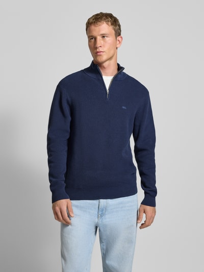 Männermodel trägt Regular Fit Troyer in Strick-Optik von Levi's®, reine Baumwolle, Dunkelblau, Logo-Stitching, Ganzkörperansicht von vorne.