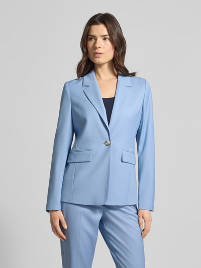 Frauenmodel trägt Slim Fit Blazer mit Pattentaschen von More & More, Material-Mix mit Viskose-Anteil, Reverskragen, Knopfverschluss, Ganzkörperansicht von vorne.