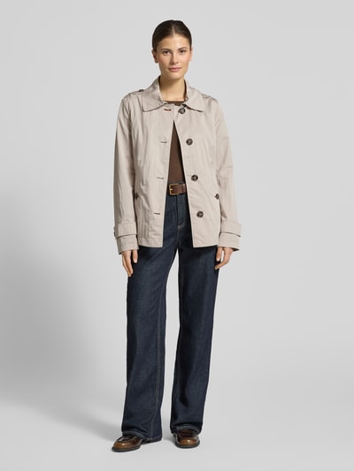 Vrouwenmodel draagt Slim Fit Jacke met Umlegekragen en steekzakken met knoopsluiting van Gil Bret in beige, ganzlichaamsaanzicht van voren, context: dames jack, slim fit, platte kraag, knoopsluiting, steekzakken met knoopsluiting, ruglengte maat 36: 63 cm, schouderbreedte maat 36: 39 cm, borstwijdte maat 36: 50 cm, mouwlengte maat 36: 65 cm.