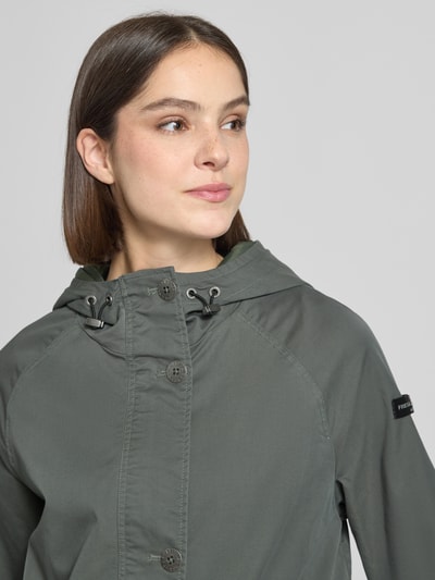 Frauenmodel trägt Regular Fit Jacke mit Logo-Detail Modell 'Dorine' von Frieda & Freddies aus Baumwoll-Mix, Nahaufnahme Oberkörper. Rückenlänge: 72 cm, Schulterbreite: 40 cm, Brustweite: 57 cm, Ärmellänge: 62 cm, Kapuze mit Tunnelzug, Eingrifftasche, elastische Ärmelabschlüsse.