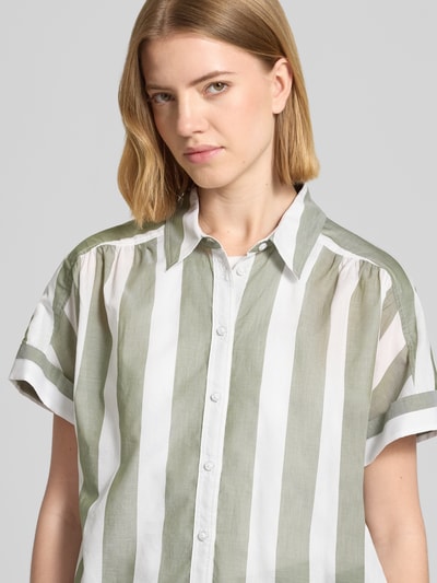 Frauenmodel trägt Regular Fit Bluse aus reiner Baumwolle von Brax, Two Tone Optik, gestreiftes Muster, kurzarm, Nahaufnahme Oberkörper.