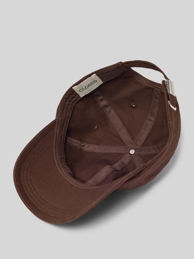 Produktfoto, Base Cap aus reiner Baumwolle mit Logo-Stitching von Closed, braune Farbe, Snapback, gebogener Schirm, Detailansicht innen