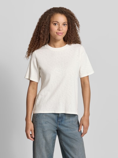 Frauenmodel trägt Regular Fit T-Shirt aus reiner Baumwolle von Marc O'Polo Denim, Optik:Unifarben, Label-Patch, Rundhals-Ausschnitt, Ärmelform: Kurzarm, Materialverarbeitung: Jersey, Material: Reine Baumwolle, Ganzkörperansicht von vorne.