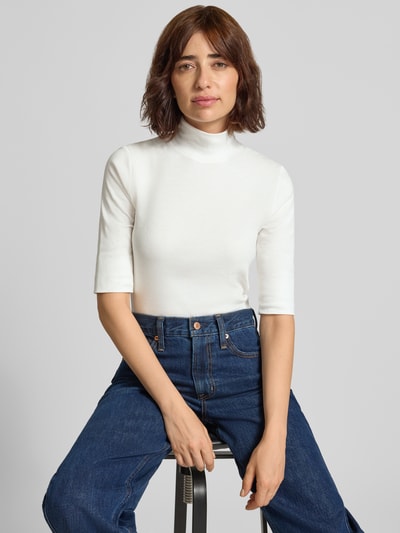 Frauenmodel trägt Slim Fit T-Shirt mit Rollkragen von Marc Cain in Weiß, elastischer Baumwoll-Mix, Halbarm, Nahaufnahme Oberkörper.