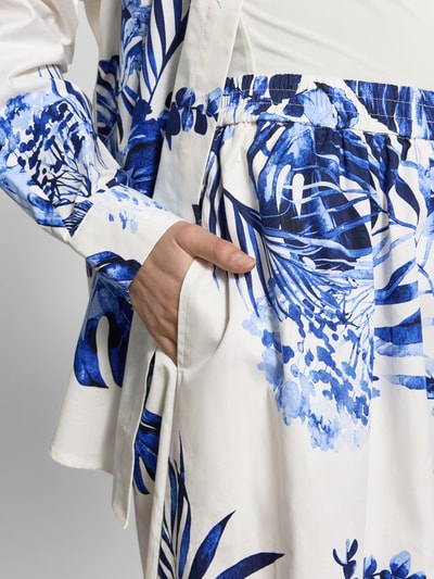 Frauenmodel trägt Midirock im Allover-Look Modell 'TROPICS' von Fynch-Hatton aus reiner Baumwolle in Weiß mit blauem Muster, Nahaufnahme Oberkörper.
