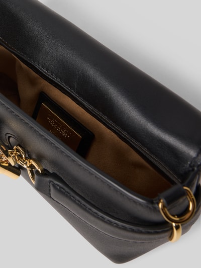 Produktfoto, Crossbody Bag mit Label-Detail von Lauren Ralph Lauren aus Rindsleder in Schwarz mit goldfarbenen Details, beige gefüttertes Hauptfach, abnehmbarer Schulterriemen, Maße 18 cm Breite, 13 cm Länge, 5 cm Tiefe, Riemenlänge 108 cm