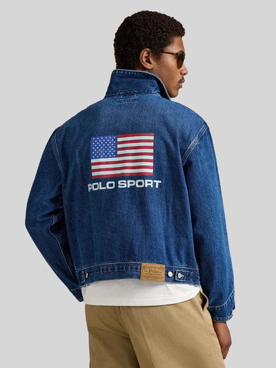 Mannelijk model draagt Regular Fit Jeansjacke aus reiner Baumwolle van Polo Ralph Lauren, blauwe denim, label patch, rugaanzicht, ganzkörperansicht rückansicht.
