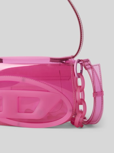 Produktfoto, Shoulder Bag mit Logo-Detail von Diesel in glänzendem Pink, rechteckige Form, Doppelriemen, Magnetverschluss, strukturierte Kunststoffoberfläche, Breite 19 cm, Länge 14 cm, Tiefe 6 cm.