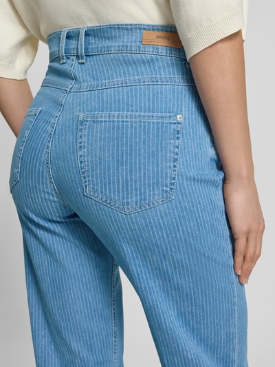 Vrouwenmodel draagt Jeans met Gesäßtaschen Modell 'Lara' van Angels, katoenmix met stretch, straight fit, achterzakken, detailopname heupen.