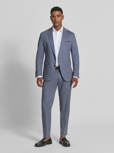 Männermodel trägt Slim Fit Businesshemd aus Twillgewebe mit extra langem Arm von OLYMP Level Five in Weiß, Ganzkörperansicht von vorne