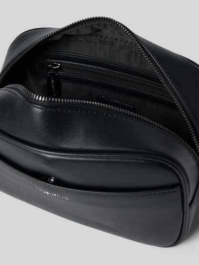 Produktfoto, czarna kosmetyczka z detalem z logo, główna przegroda z zamkiem błyskawicznym, przegródka zapinana na zamek błyskawiczny, uchwyt, model 'Horizo' od VALENTINO BAGS, szerokość w rozmiarze 1: 24 cm, długość w rozmiarze 1: 15 cm, głębokość w rozmiarze 1: 10 cm