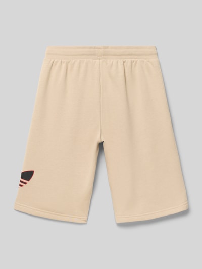 Produktfoto, Shorts mit Logo und Eingrifftaschen von adidas Originals aus Baumwoll-Elasthan-Mix in Beige, Relaxed-Fit, elastischer Bund, Tunnelzug, Logo und Eingrifftaschen, Bundweite 34 cm, Innenbeinlänge 29 cm, kinder
