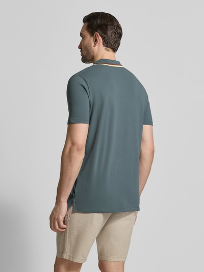 Männermodel trägt Regular Fit Poloshirt mit Reißverschluss von PAUL SMITH in Blau mit Kontraststreifen, Baumwoll-Elasthan-Mix, Ganzkörperansicht Rückansicht.