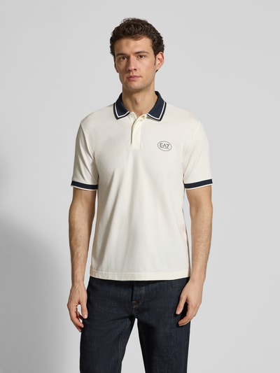 Männermodel trägt Regular Fit Poloshirt mit Logo-Print von EA7 Emporio Armani, Baumwoll-Mix, Polokragen, Kurzärmelig, Vorderansicht Oberkörper.