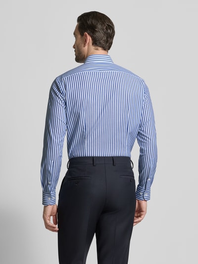 Männermodel trägt Regular Fit Business-Hemd mit Kentkragen von OLYMP, blau-weiß gestreift, reine Baumwolle, Ganzkörperansicht Rückansicht.
