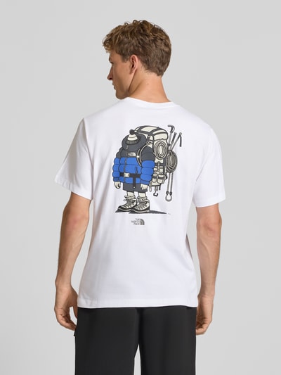Männermodel trägt T-Shirt aus reiner Baumwolle Modell 'Gear Up Get Out' von The North Face, weiß mit blauem Print, Ganzkörperansicht Rückansicht. Regular Fit, Logo-Print, Kurzarm, Rundhalsausschnitt, Rückenlänge bei Größe M: 68 cm.