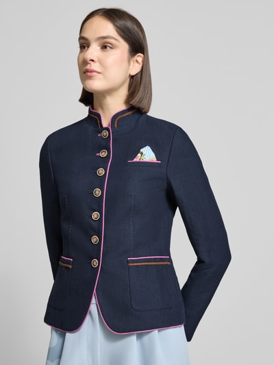 Frauenmodel trägt Slim Fit Blazer aus Leinen-Baumwoll-Mix von WHITE LABEL in Dunkelblau mit Stehkragen, Knopfleiste, Aufgesetzte Taschen, Rückenlänge 58 cm, Brustweite 46 cm, Ärmellänge 63 cm; Nahaufnahme Oberkörper.