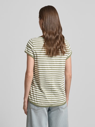 Frauenmodel trägt Regular Fit T-Shirt aus Baumwoll-Flammgarn von s.Oliver RED LABEL, gestreift, melierte Optik, Rollsäume, Ganzkörperansicht Rückansicht.