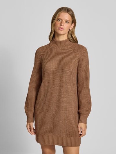 Frauenmodel trägt Strickkleid mit Stehkragen Modell 'TIMMY' von NOISY MAY®, braun, gerippte Textur, Relaxed Fit, Ganzkörperansicht von vorne.