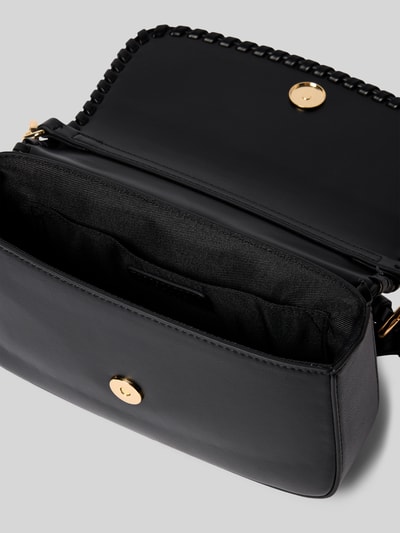 Productfoto, Handtasche mit Label-Detail Modell 'LILJENDAL' van Seidenfelt in zwart met magneetsluiting, hoofdvak, verstelbare schouderband, breedte 21 cm, lengte 15 cm, diepte 5 cm, bandlengte 133 cm, labeldetail, matte en gladde textuur