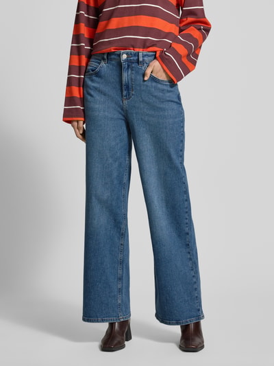 Frauenmodel trägt Jeans mit 5-Pocket-Design von comma, gerade Passform, mittleres Blau, Struktur aus Baumwoll-Elasthan-Mix, Ganzkörperansicht von vorne.