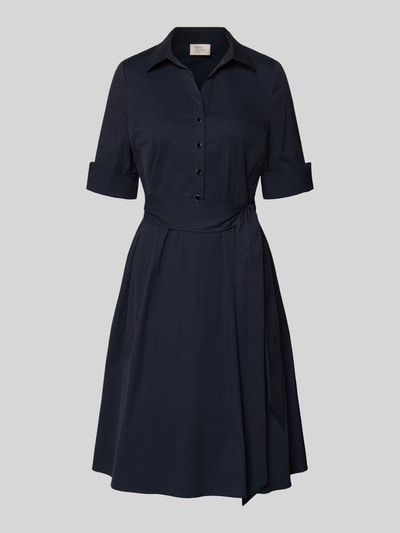 Produktfoto, Knielanges Hemdblusenkleid mit Bindegürtel von ROBE LÉGÈRE, mieszanka bawełny z dodatkiem streczu, taliowany krój, długość do kolan, kołnierzyk koszulowy, krótka listwa guzikowa, wiązany pasek, rękawy z zakładką, długość tyłu w rozmiarze 36: 104 cm, szerokość w rozmiarze 36: 42 cm, długość rękawów w rozmiarze 36: 30 cm, granatowy kolor, gładka faktura.