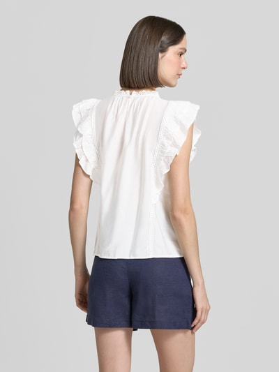 Frauenmodel trägt Regular Fit T-Shirt aus Viskose-Mix Modell 'BLISS' von Vero Moda, Optik: Unifarben, Rüschen, Popeline, Ganzkörperansicht Rückansicht.