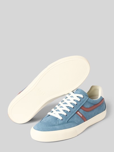 Produktfoto, niebieskie i białe sneakersy z białą podeszwą, nadruk z logo, model 'AIDEN_TENN' od BOSS Orange, kontekst: sneakersy męskie
