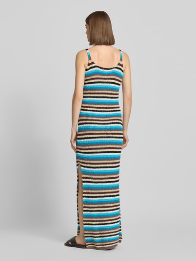 Frauenmodel trägt Strickkleid im Allover-Look Modell 'CAJSA' von Topshop, bunte Streifen, reine Baumwolle, gerade Form, Ganzkörperansicht Rückansicht.