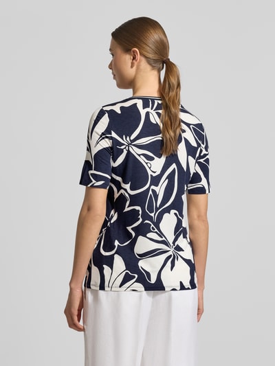 Frauenmodel trägt T-Shirt aus Viskose-Elasthan-Mix im Allover-Look von Betty Barclay in Dunkelblau-Weiß, Regular-Fit, Rundhalsausschnitt, Rückenlänge 52 cm bei Größe 36, Rückenansicht.