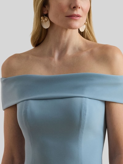Frauenmodel trägt Eng anliegendes Cocktailkleid mit Carmen-Ausschnitt Modell 'WOVEN-BODYCON-DRESSES' von Lauren Ralph Lauren, Optik: Unifarben, Passform: Eng anliegend, Länge: Knielang, Ausschnitt: Carmen-Ausschnitt, Trägerform: Spaghettiträger, zarte hellblaue Farbe, glatte Struktur, Nahaufnahme Oberkörper.