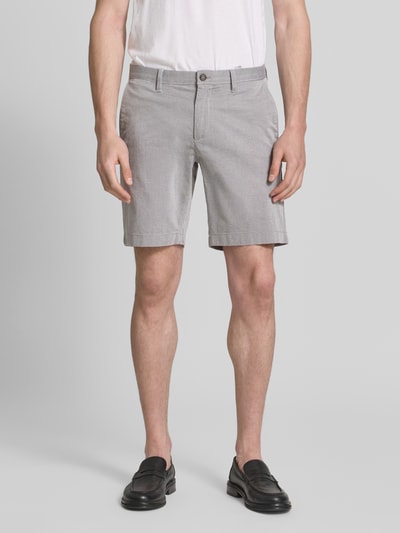 Männermodel trägt Slim Fit Shorts aus Baumwoll-Mix Modell 'SALO' von Marc O'Polo, Optik: Unifarben, Ganzkörperansicht von vorne.