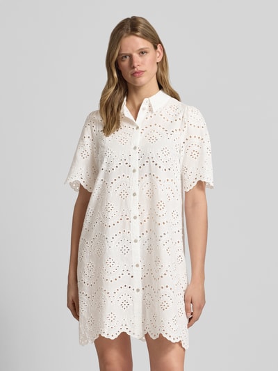 Frauenmodel trägt Ausgestelltes Freizeitkleid aus reiner Baumwolle Modell 'VALAIS' von Only, Optik: Unifarben, Mini-Länge, Kurzarm, Knopfleiste, Hemdkragen, Gewebte Details, reine Baumwolle, Ganzkörperansicht von vorne.