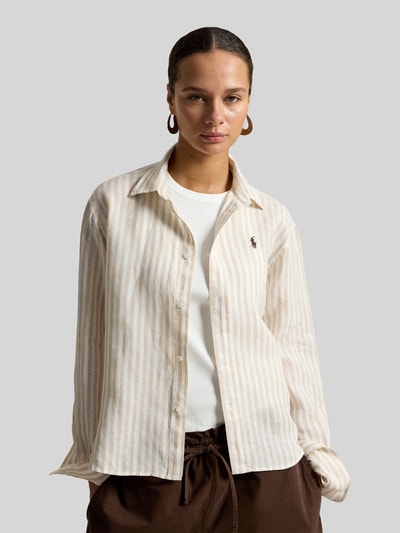 Frauenmodel trägt Boxy Fit Leinenbluse mit Allover-Muster von Polo Ralph Lauren, Optik:Allover-Muster, Passform:Boxy-Fit, Hemdblusenkragen, gestreift, Logo-Stitching, Langarm mit Manschette, Rumpfabschluss abgerundet, Material: reines Leinen, beige und weiß, Ganzkörperansicht von vorne.
