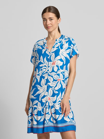 Frauenmodel trägt Knielanges Kleid aus Viskose mit Knopfleiste Modell 'Rylie' von GUIDO MARIA KRETSCHMER WOMAN, floraler Print, Gerader-Schnitt, Serafino-Kragen, Ärmel mit Aufschlag, Ganzkörperansicht von vorne.