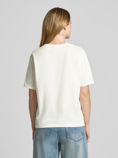 Frauenmodel trägt T-Shirt mit Motiv-Print und Rundhalsausschnitt von Jake*s Casual aus reiner Bio-Baumwolle, Relaxed-Fit, Rückansicht.