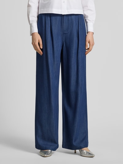 Frauenmodel trägt Wide-Leg-Pants mit Eingrifftaschen von Liu Jo White aus Lyocell in Blau, ausgestellter Schnitt, Knopf-Reißverschluss, Ganzkörperansicht von vorne. Bundweite bei Größe 36: 40 cm, Innenbeinlänge: 75 cm, Gesäßtaschen.