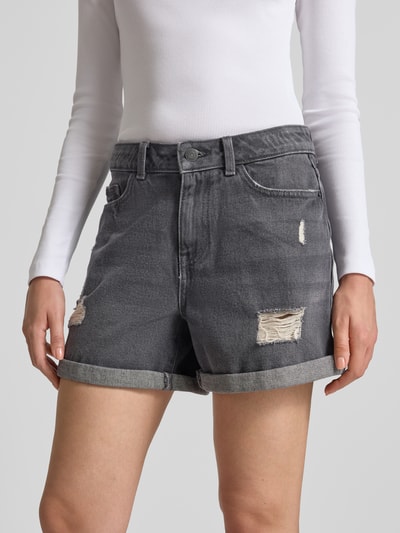 Frauenmodel trägt Jeansshorts im Destroyed-Look Modell 'SMILEY' von NOISY MAY®, dunkles Grau, offene Struktur, Umschläge, Nahaufnahme Oberkörper.