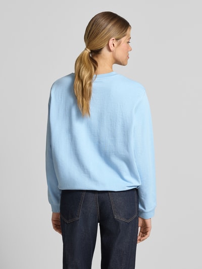 Vrouwenmodel draagt lichtblauw sweatshirt met ronde hals model 'Saida' van FREE/QUENT, biologisch katoen, relaxed fit, dames, totaalbeeld achteraan.