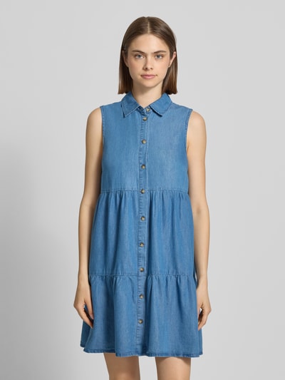 Frauenmodel trägt Ausgestelltes Jeanskleid aus Baumwoll-Lyocell-Mix Modell 'BEA SIESTA' von Only in Denim-Optik, knielang, hochgeschlossen, Knopfleiste, ärmellos; glatte Textur, kräftiges Blau, Ganzkörperansicht von vorne.